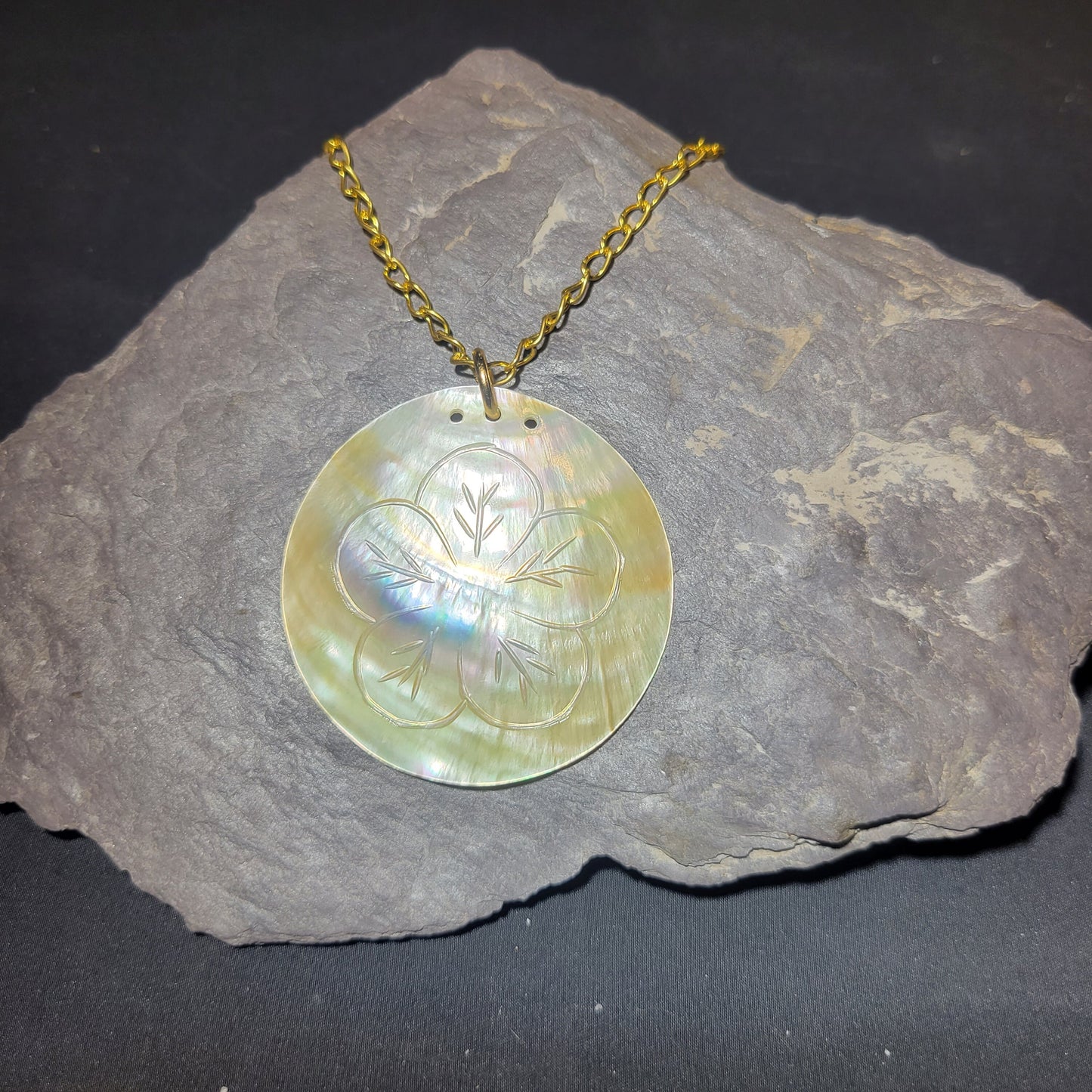 Flower shell necklace