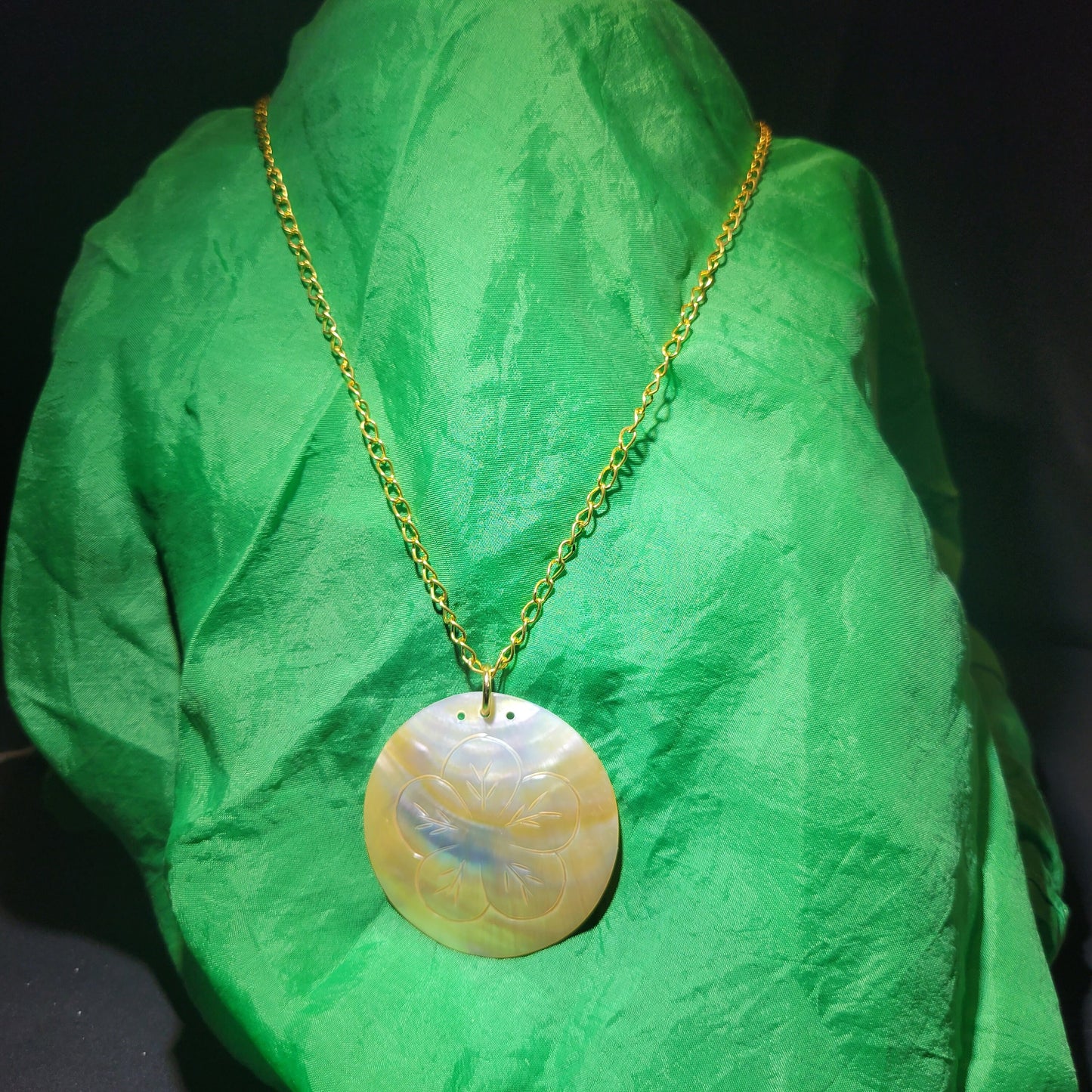 Flower shell necklace