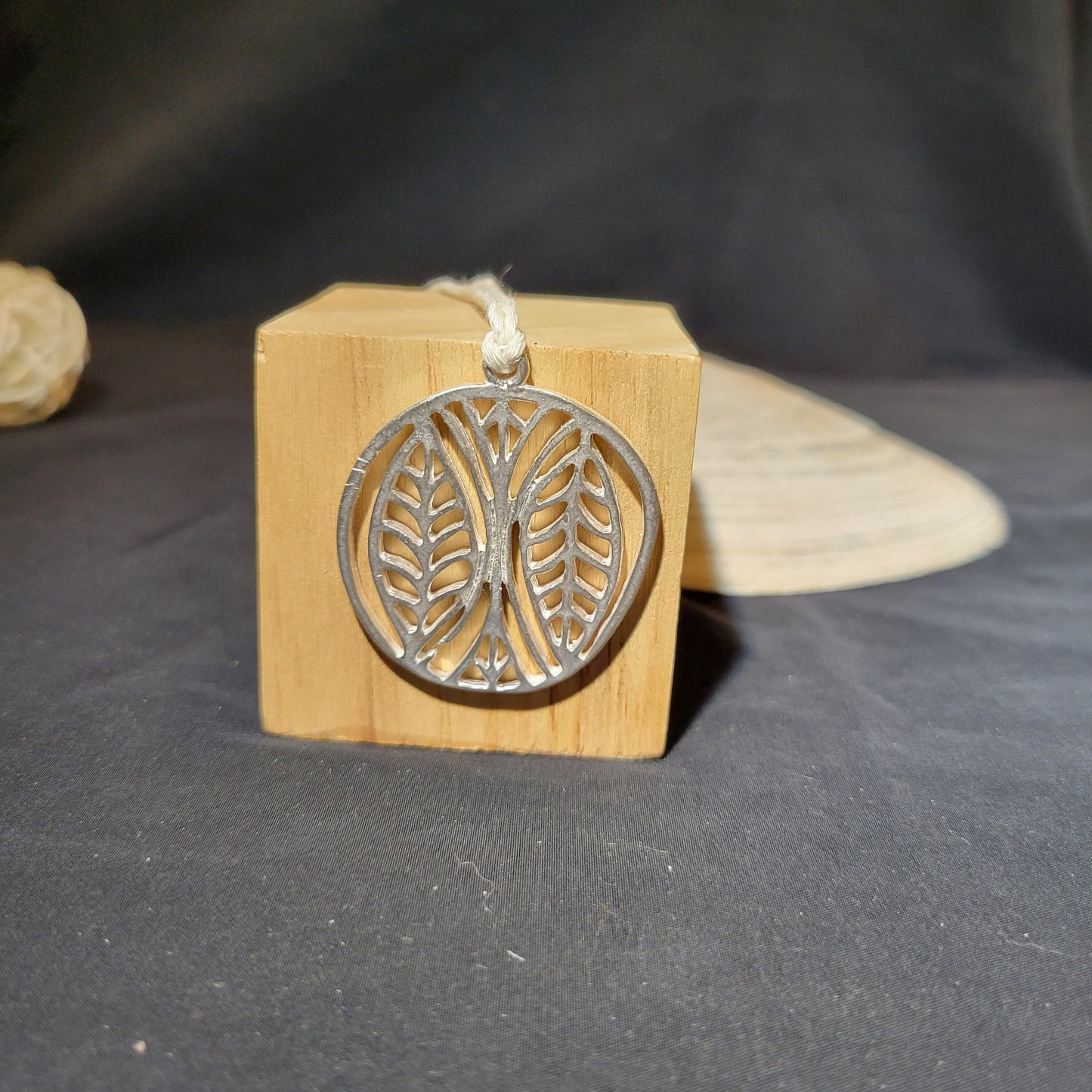 Leaves and arrows pendant necklace