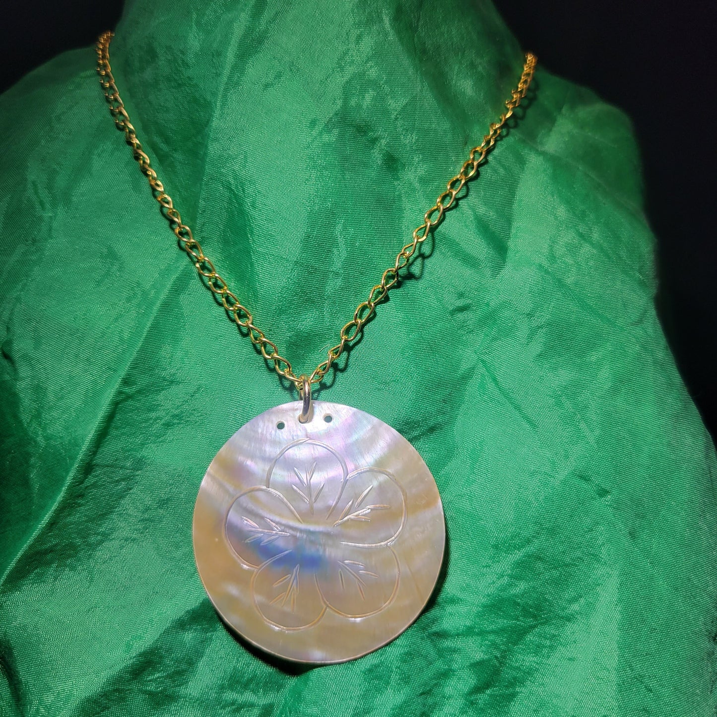 Flower shell necklace