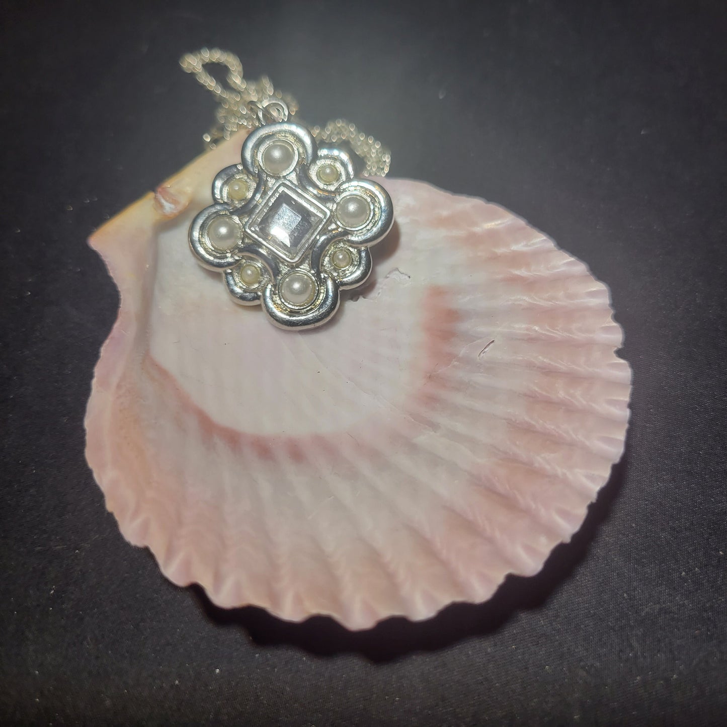 Pearl and glass pendant necklace